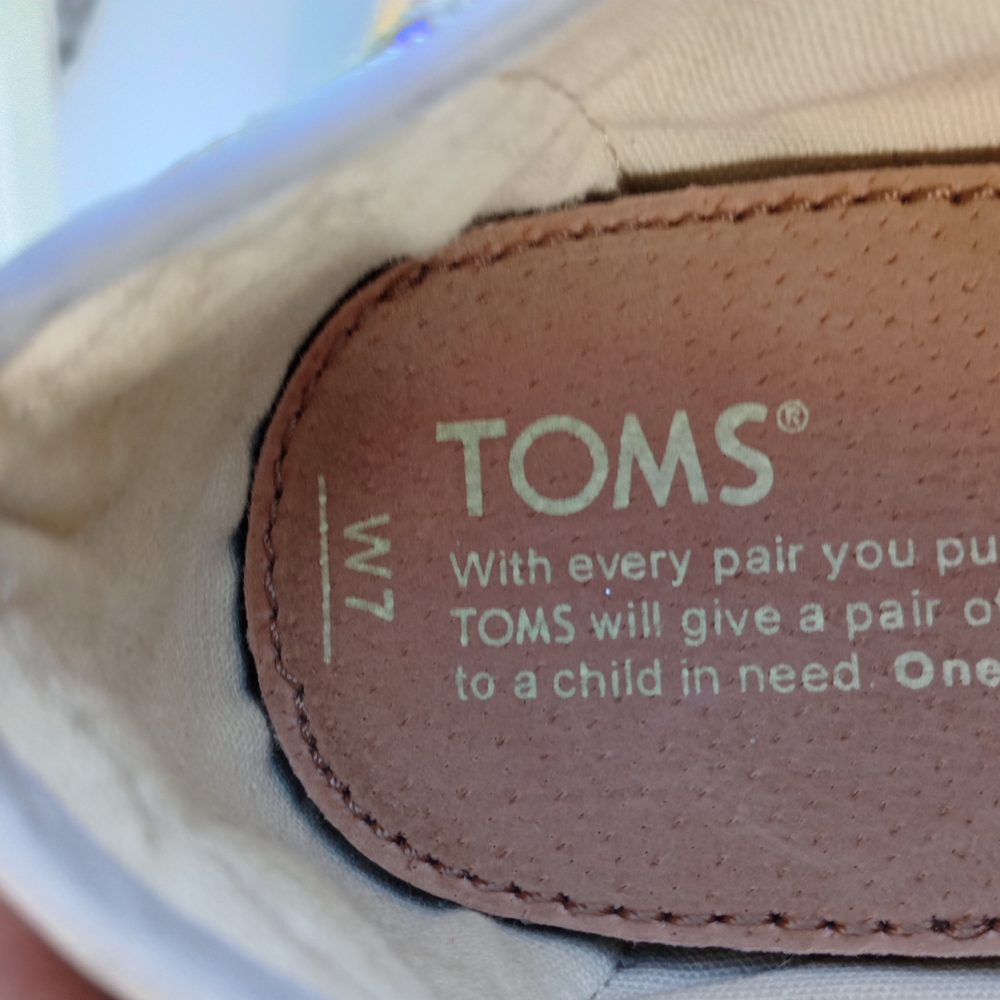 Toms White Floral Flats with Intricate Detailing - Picture 2 of 7